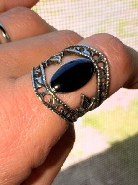 Silver Filigree Ring with Black Oval Stone Sz 8.5